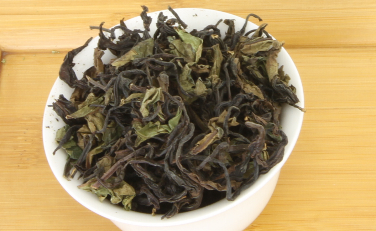 Slightly rolled white tea made from the menthol character Ruby 18 ...